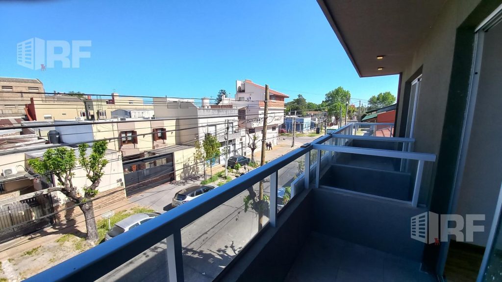 Tríplex de tres ambientes con cochera