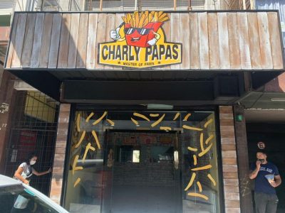 Comercio de papas en cono y hamburguesas