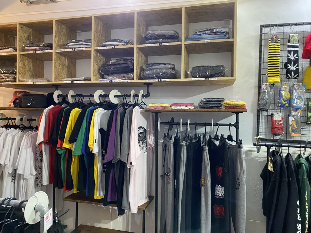 Vendo fondo de comercio totalmente instalado sin indumentaria