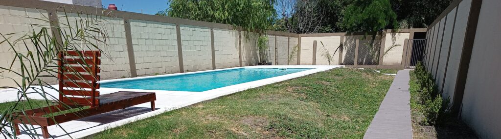 Casa de dos plantas con pileta