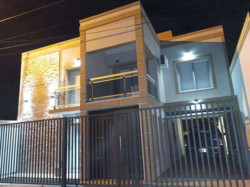 Casa de dos plantas con pileta