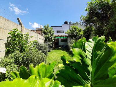 Vendo casa en City Bell con jardín!