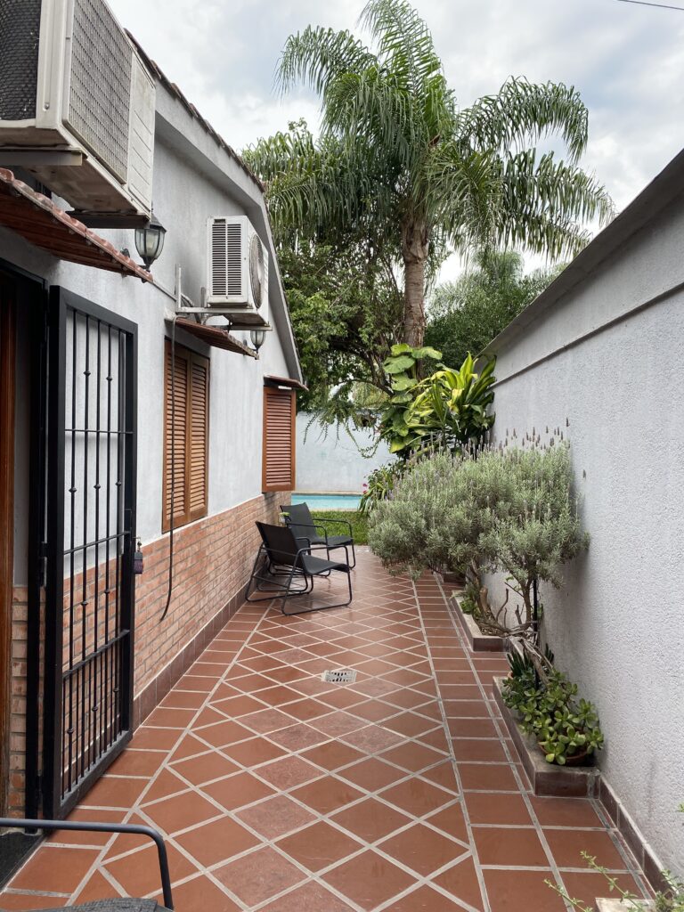 Dueño vende hermosa casa en yerba buena (zona country del golf)