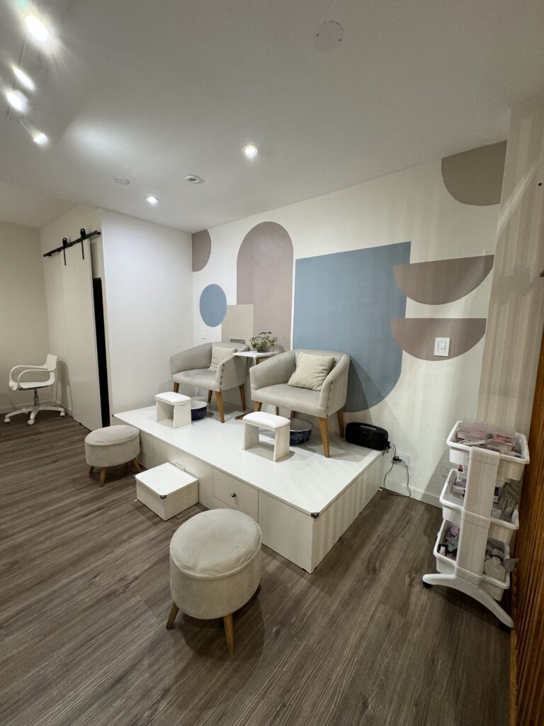 Salón de belleza, uñas, pestañas, masajes y otros servicios con Cafetería