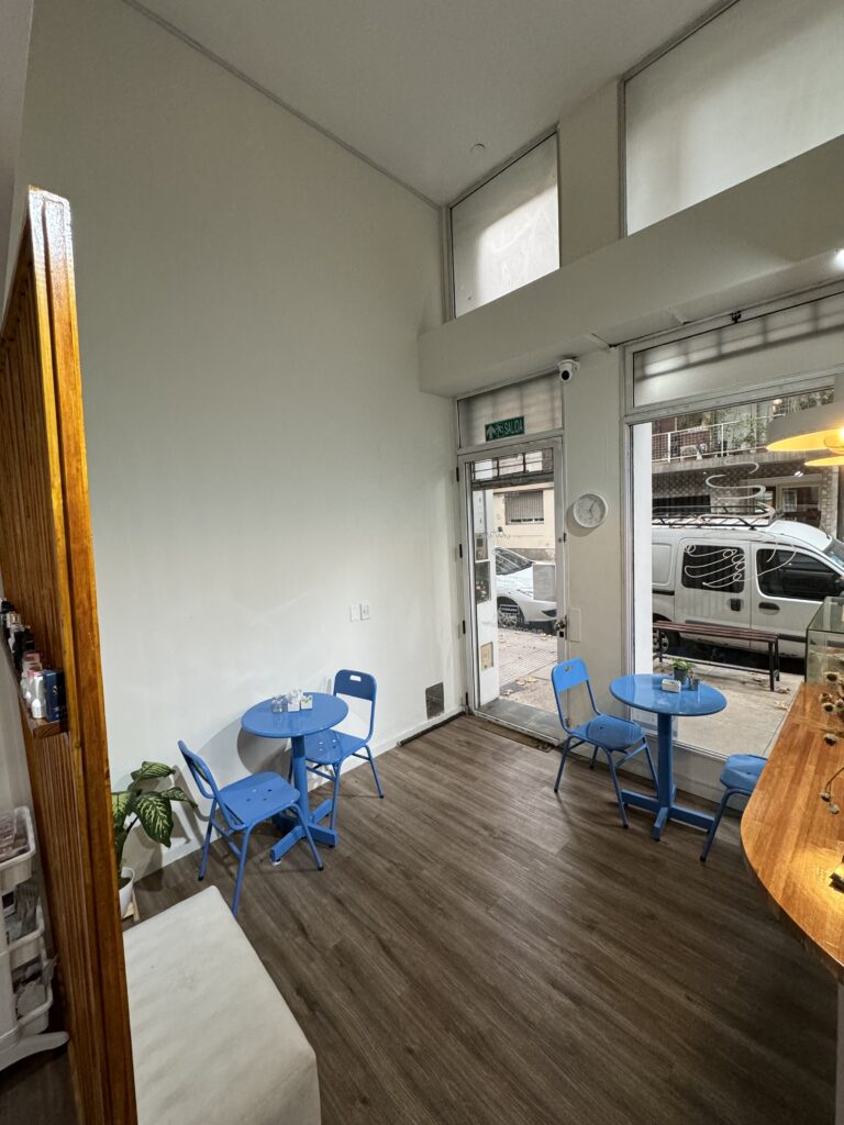 Salón de belleza, uñas, pestañas, masajes y otros servicios con Cafetería