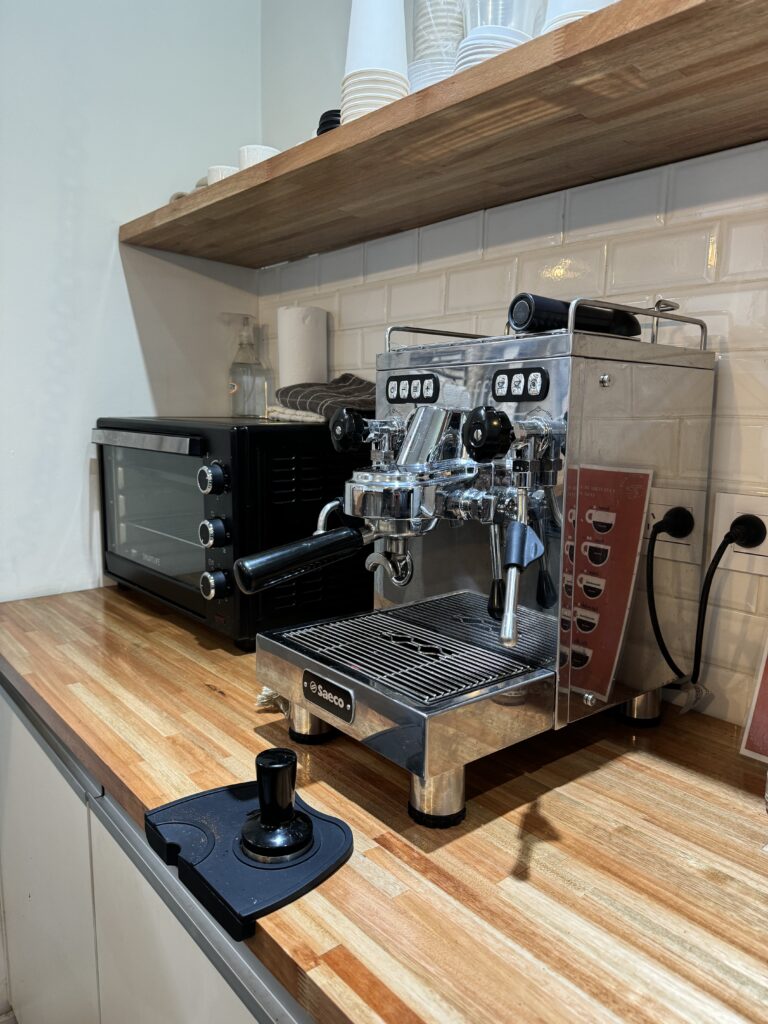 Salón de belleza, uñas, pestañas, masajes y otros servicios con Cafetería