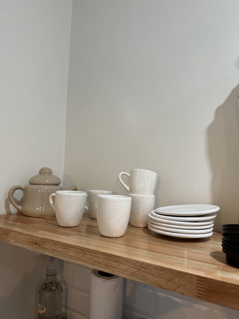 Salón de belleza, uñas, pestañas, masajes y otros servicios con Cafetería