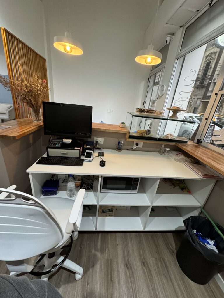 Salón de belleza, uñas, pestañas, masajes y otros servicios con Cafetería