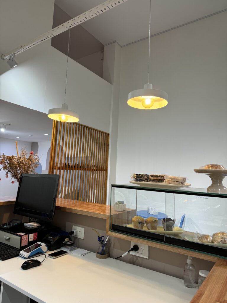 Salón de belleza, uñas, pestañas, masajes y otros servicios con Cafetería