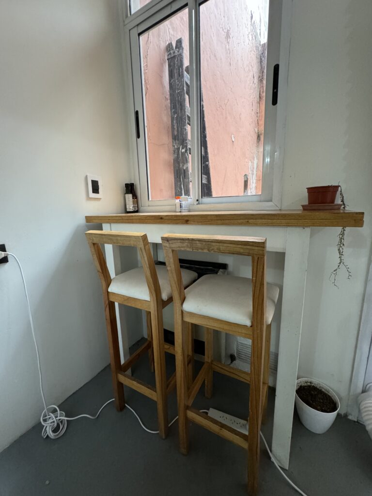 Salón de belleza, uñas, pestañas, masajes y otros servicios con Cafetería