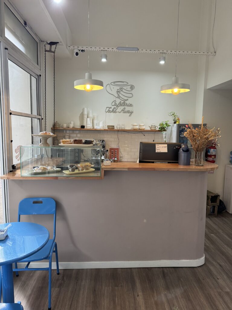 Salón de belleza, uñas, pestañas, masajes y otros servicios con Cafetería