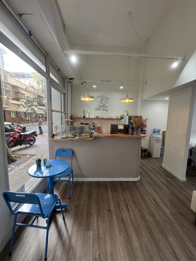 Salón de belleza, uñas, pestañas, masajes y otros servicios con Cafetería