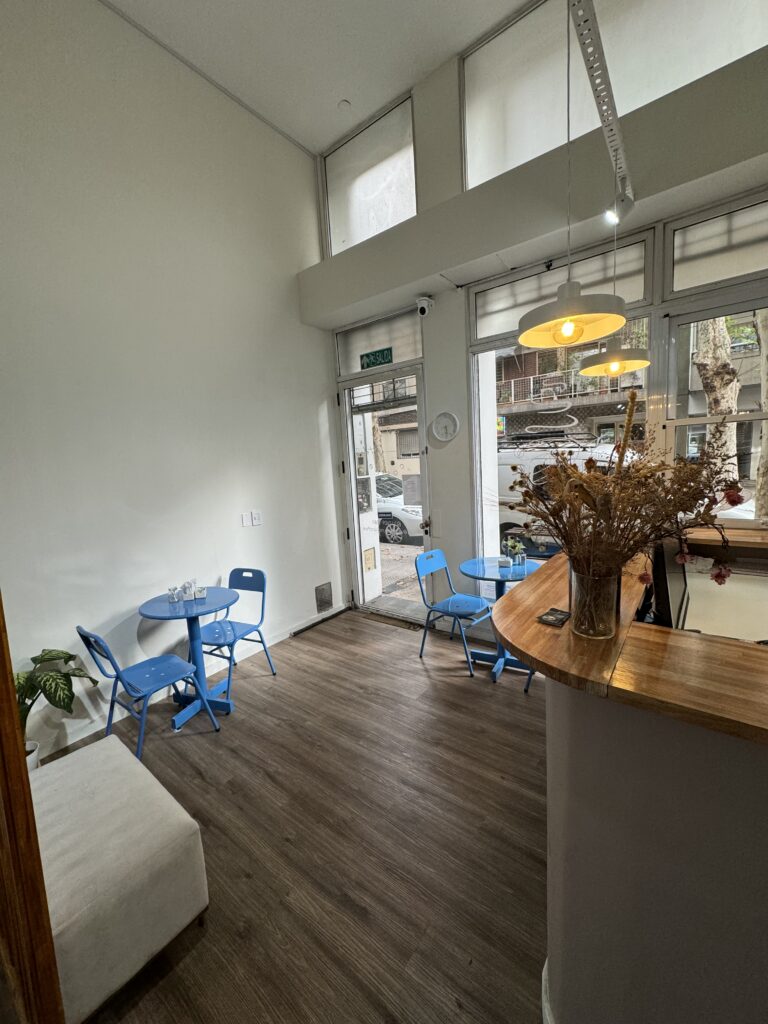 Salón de belleza, uñas, pestañas, masajes y otros servicios con Cafetería