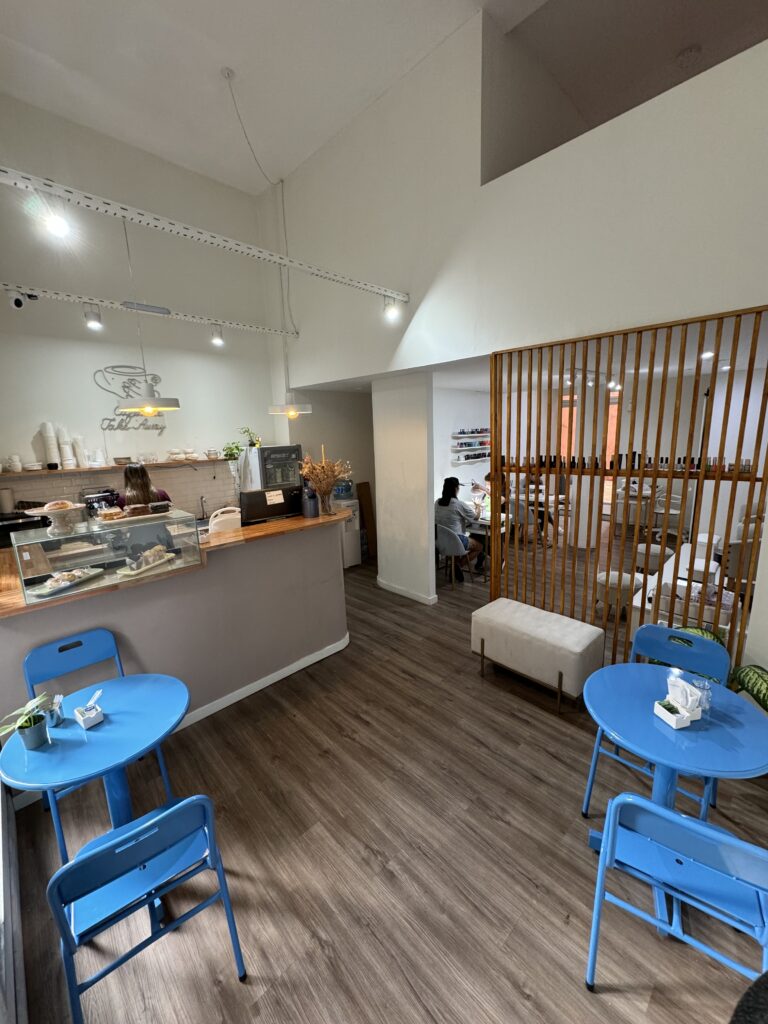 Salón de belleza, uñas, pestañas, masajes y otros servicios con Cafetería