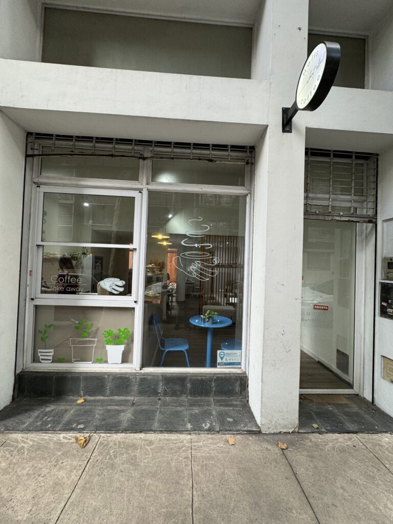 Salón de belleza, uñas, pestañas, masajes y otros servicios con Cafetería