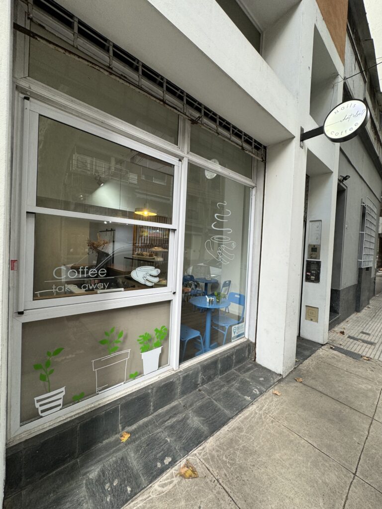 Salón de belleza, uñas, pestañas, masajes y otros servicios con Cafetería