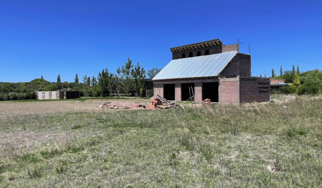 Vendo o permuto casa a terminar en lote de 2500 m2 mas materiales