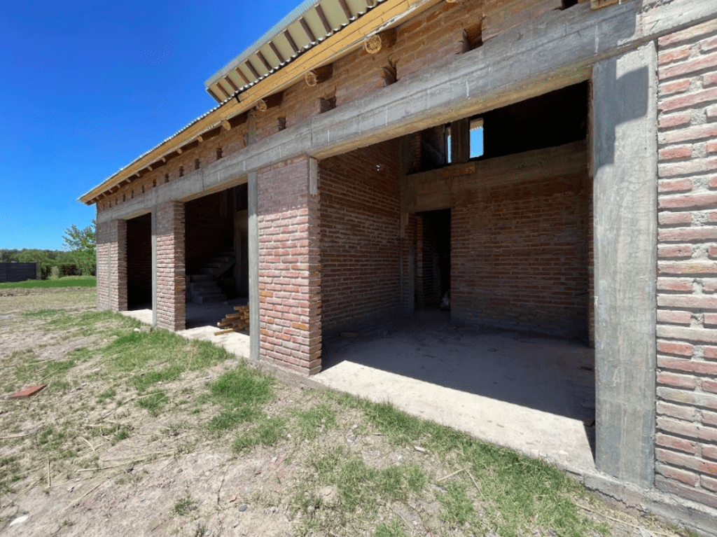 Vendo o permuto casa a terminar en lote de 2500 m2 mas materiales
