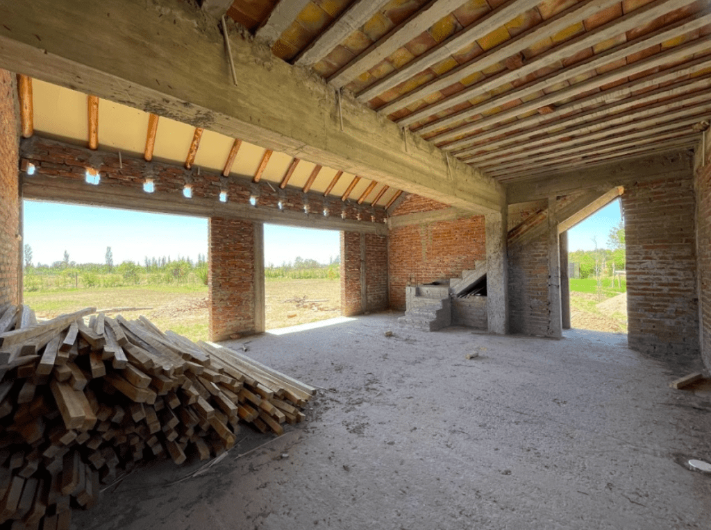 Vendo o permuto casa a terminar en lote de 2500 m2 mas materiales