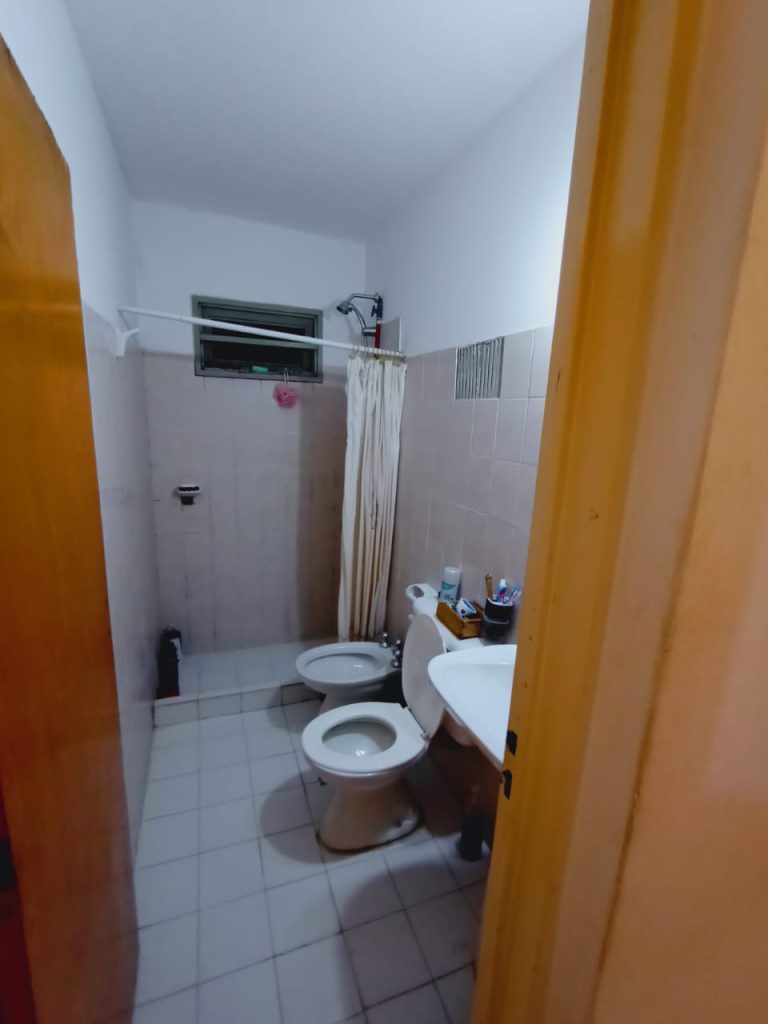 2 habitacion, comedor, baño, todos los servicios.