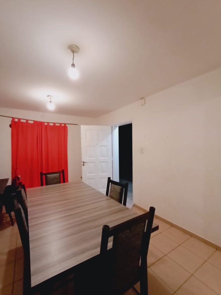 2 habitacion, comedor, baño, todos los servicios.