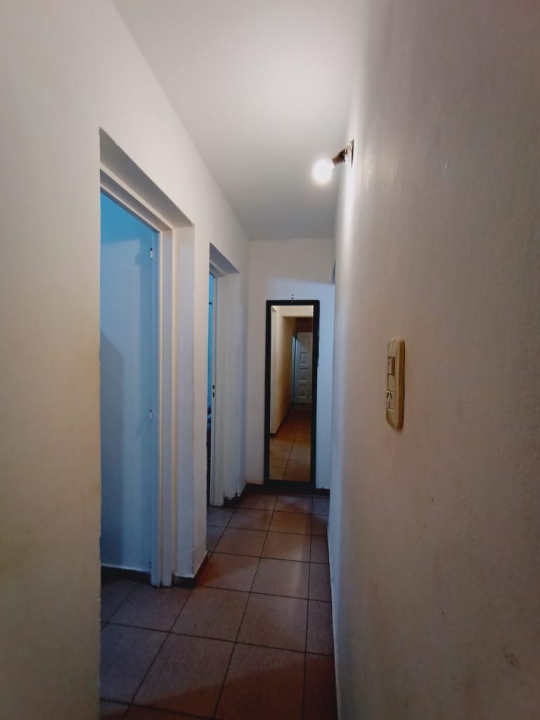 2 habitacion, comedor, baño, todos los servicios.