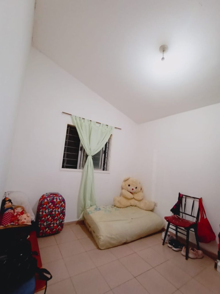 2 habitacion, comedor, baño, todos los servicios.