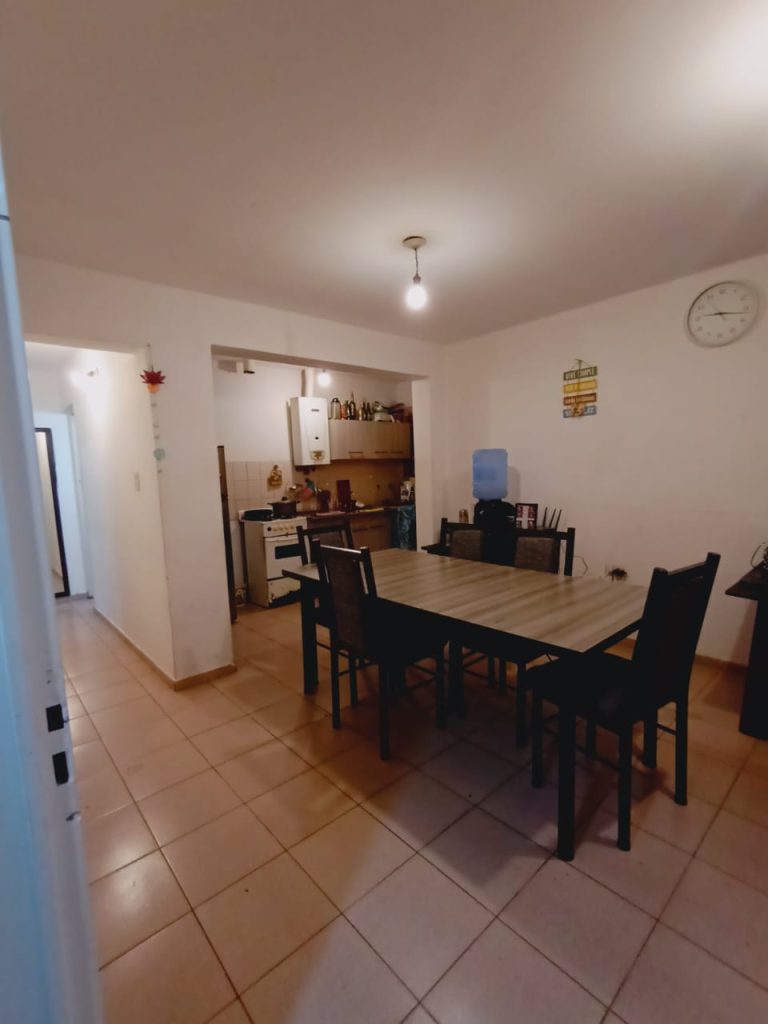 2 habitacion, comedor, baño, todos los servicios.