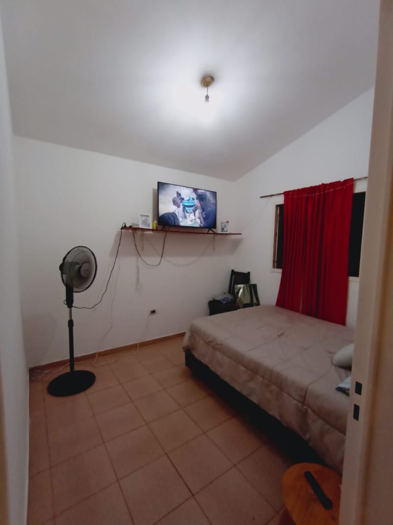 2 habitacion, comedor, baño, todos los servicios.