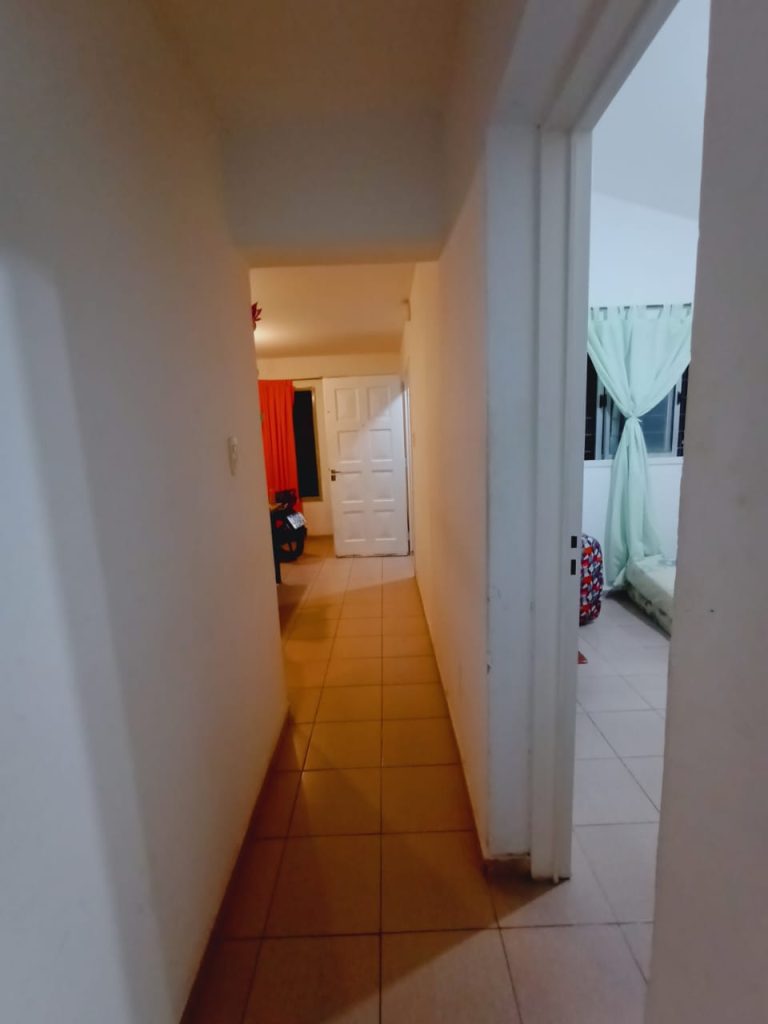 2 habitacion, comedor, baño, todos los servicios.