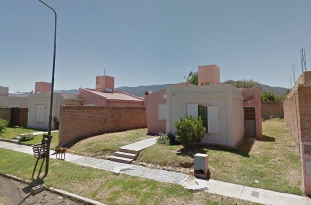 2 habitacion, comedor, baño, todos los servicios.