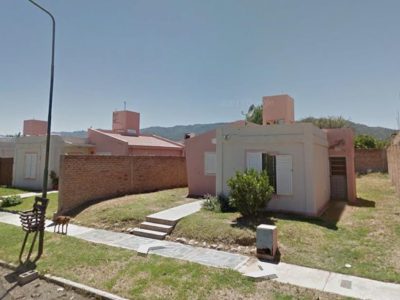 2 habitacion, comedor, baño, todos los servicios.