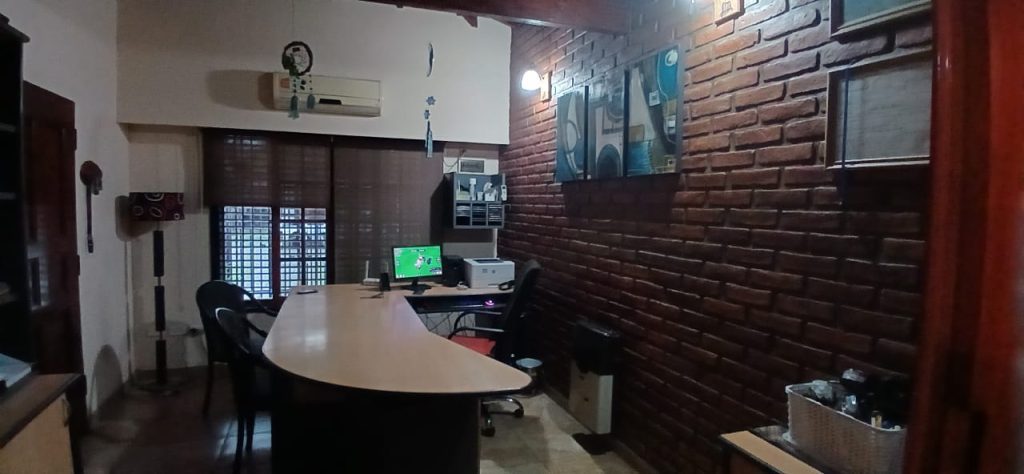 CASA MORON SUR. VENTA. 3 DORM, JARDÍN, QUINCHO