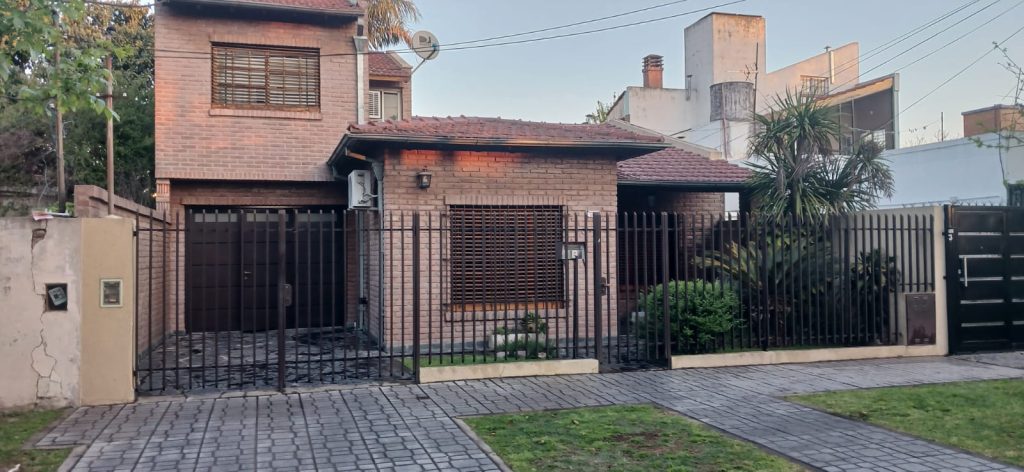 CASA MORON SUR. VENTA. 3 DORM, JARDÍN, QUINCHO