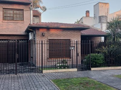 CASA MORON SUR. VENTA. 3 DORM, JARDÍN, QUINCHO
