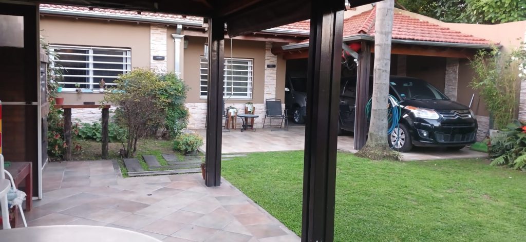 CASA MORON SUR. VENTA. 3 DORM, JARDÍN, QUINCHO
