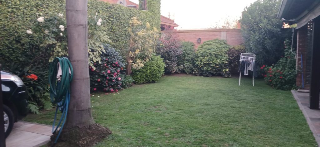 CASA MORON SUR. VENTA. 3 DORM, JARDÍN, QUINCHO