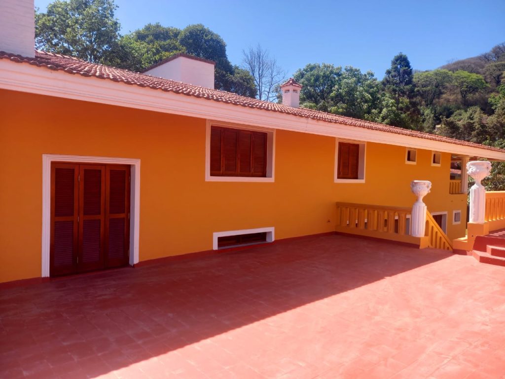 Casa de lujo, con diseño madera interna