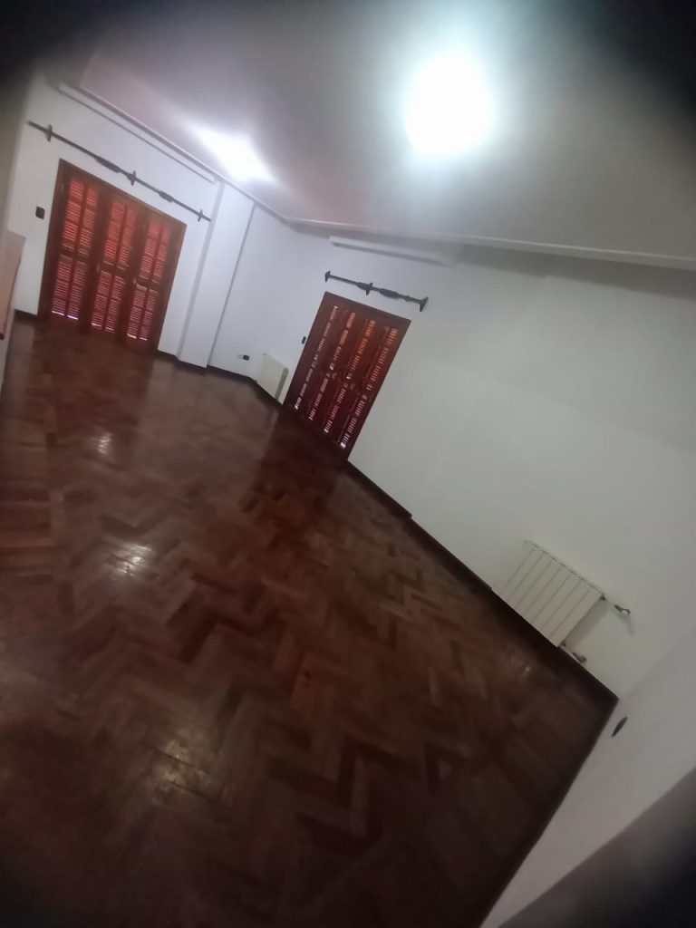 Casa de lujo, con diseño madera interna