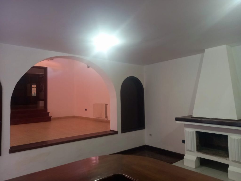 Casa de lujo, con diseño madera interna