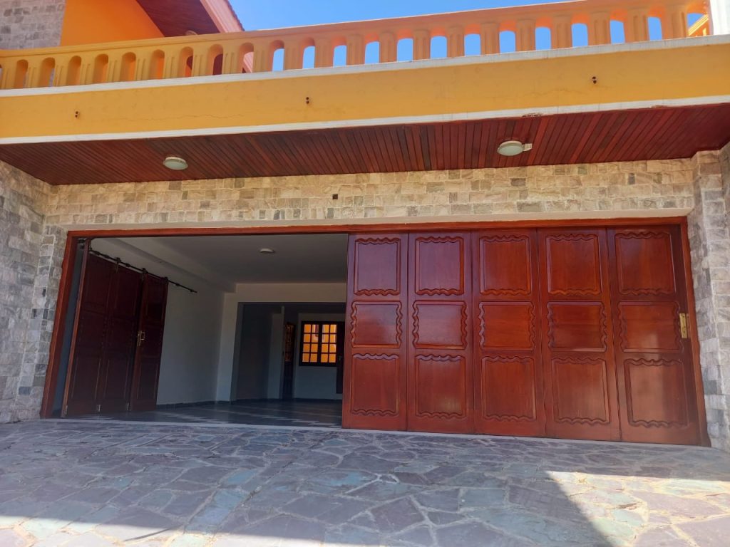 Casa de lujo, con diseño madera interna