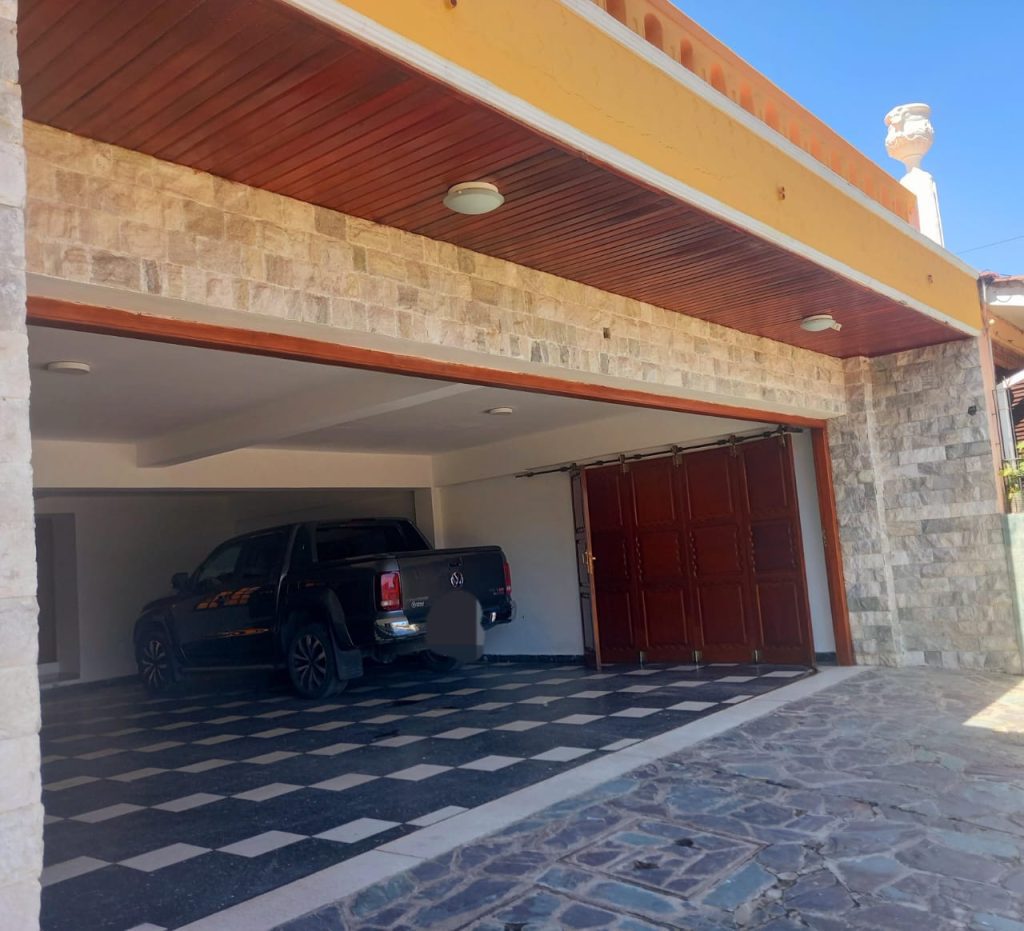 Casa de lujo, con diseño madera interna