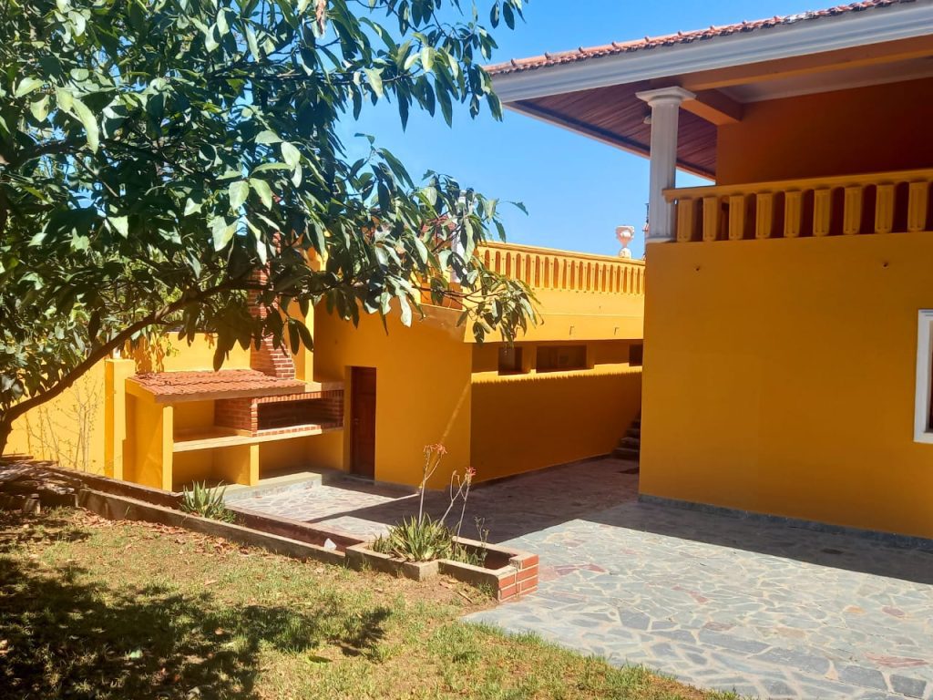Casa de lujo, con diseño madera interna