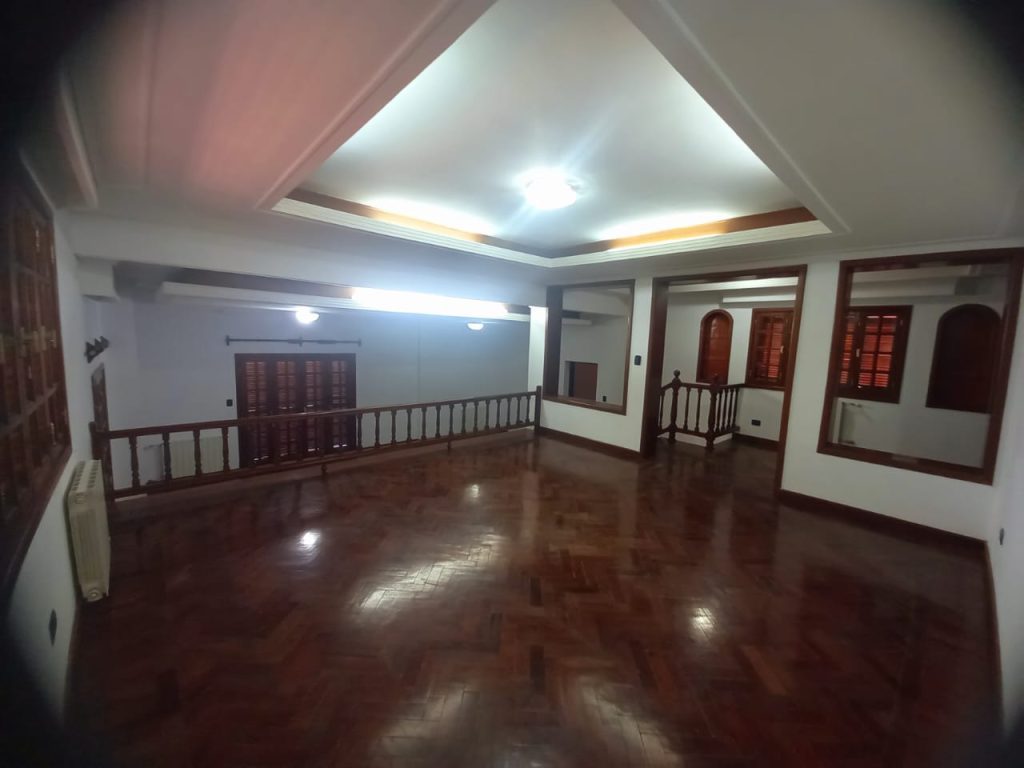 Casa de lujo, con diseño madera interna