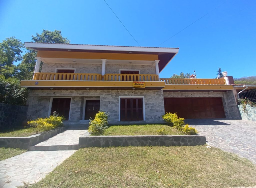 Casa de lujo, con diseño madera interna
