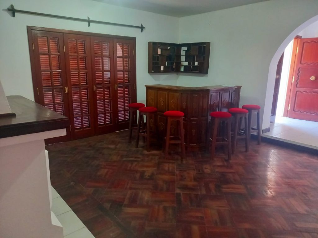 Casa de lujo, con diseño madera interna