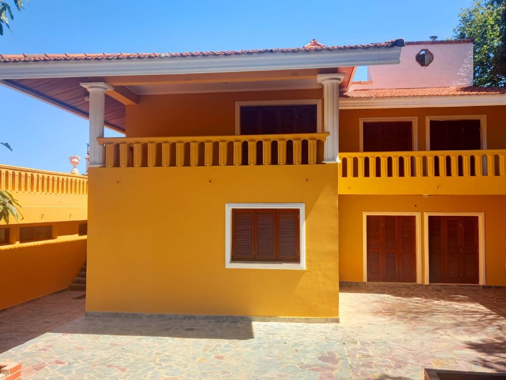 Casa de lujo, con diseño madera interna