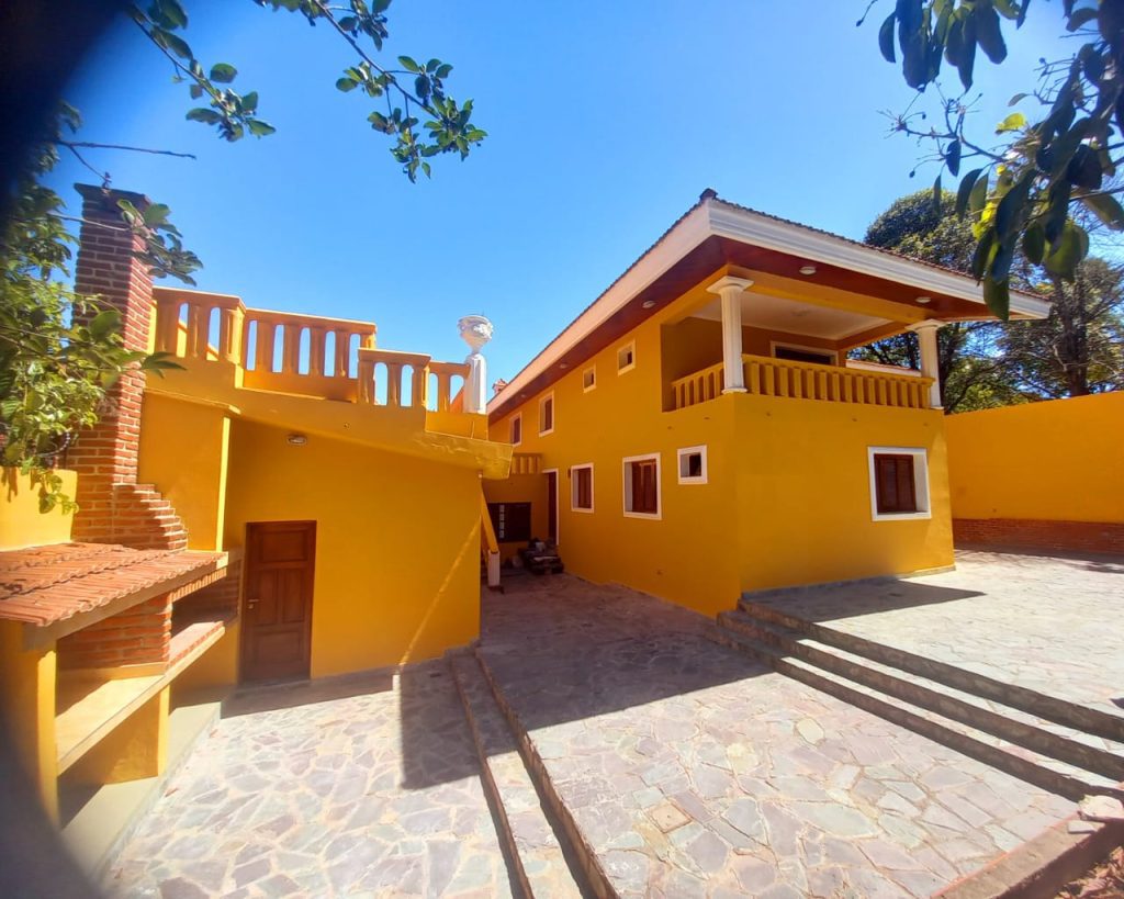 Casa de lujo, con diseño madera interna