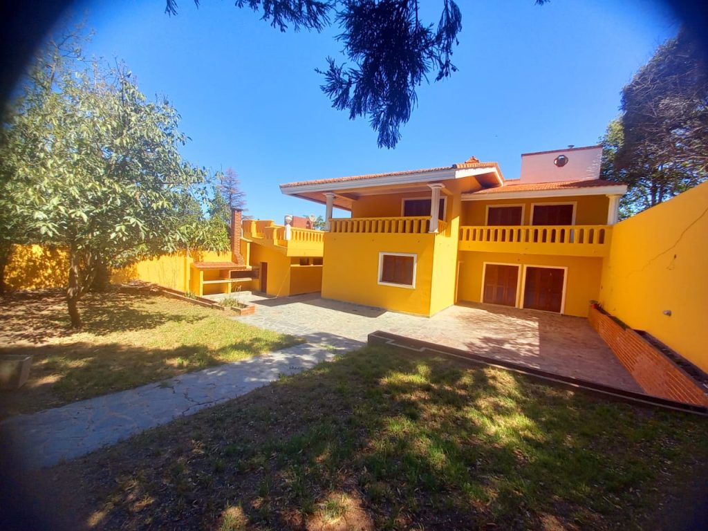 Casa de lujo, con diseño madera interna