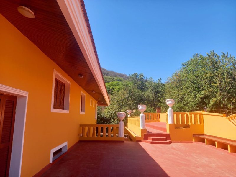 Casa de lujo, con diseño madera interna